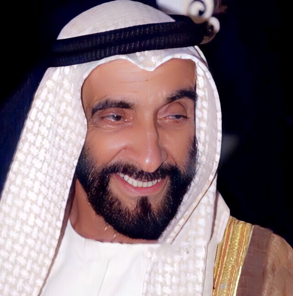 #يوم_الجمعة 

اللهم ارحم الشيخ #زايد_بن_سلطان واجعل الريان بابه والكوثر شرابه والفردوس ثوابه رحم الله بسمةً لا تنسى وقائداً جعلنا من اسعد الشعوب .