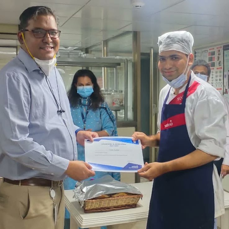 medipakkadam's tweet photo. Got another awards as " KITCHEN KING" from work today  Deserve to be proud of my achievement 😉
THANKS KITCHEN TEAM☺☺☺
#awards #cheflyf
#sodexo 
@SodexoIndia 
@SodexoGroup https://t.co/mIuHbKMh91