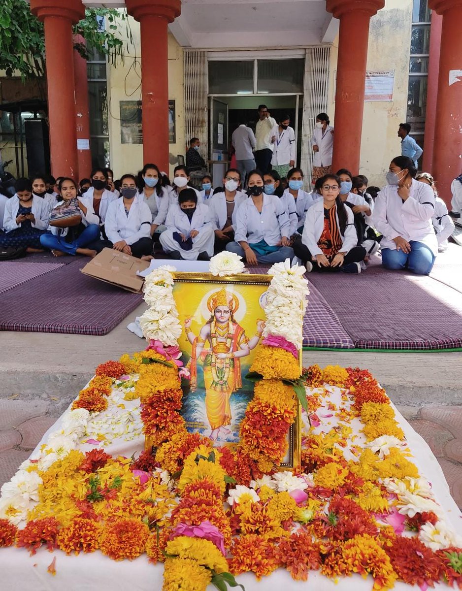 sainishailj5's tweet photo. हस्ताक्षर अभियान
#strikeday2
समस्त आयुर्वेद छात्रों द्वारा मध्यप्रदेश शासन के विरोध में प्रदेशव्यापी अनिश्चितकालीन धरना प्रदर्शन
#StopPartialityAgainstAyurveda
#JusticeforBAMSScholars
#separateAYUSHuniversity
#RegularPSCforAYUSH
#EqualPayforEqualWork https://t.co/uujLHhjICX