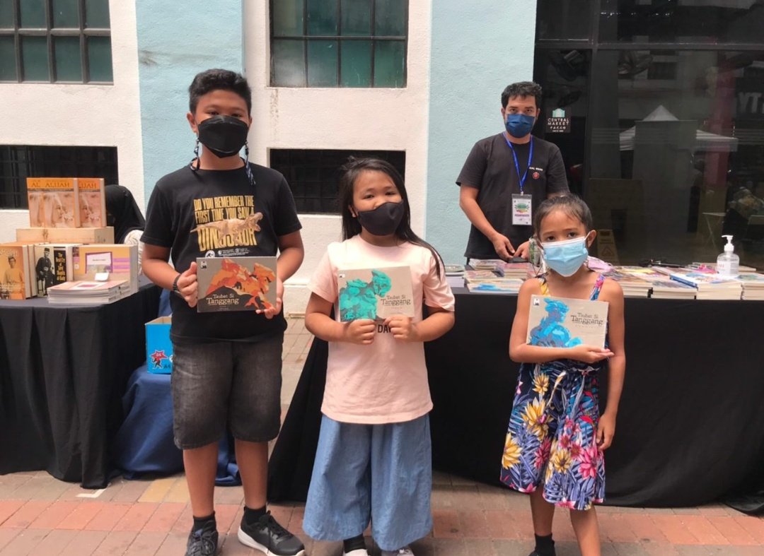 komikmaple's tweet photo. Terima kasih!
Kami masih berada di KLAB, reruai 49.
#komikmaple #maplecomics #klalternativebookfest #klab https://t.co/5oZ1cB8Pc8