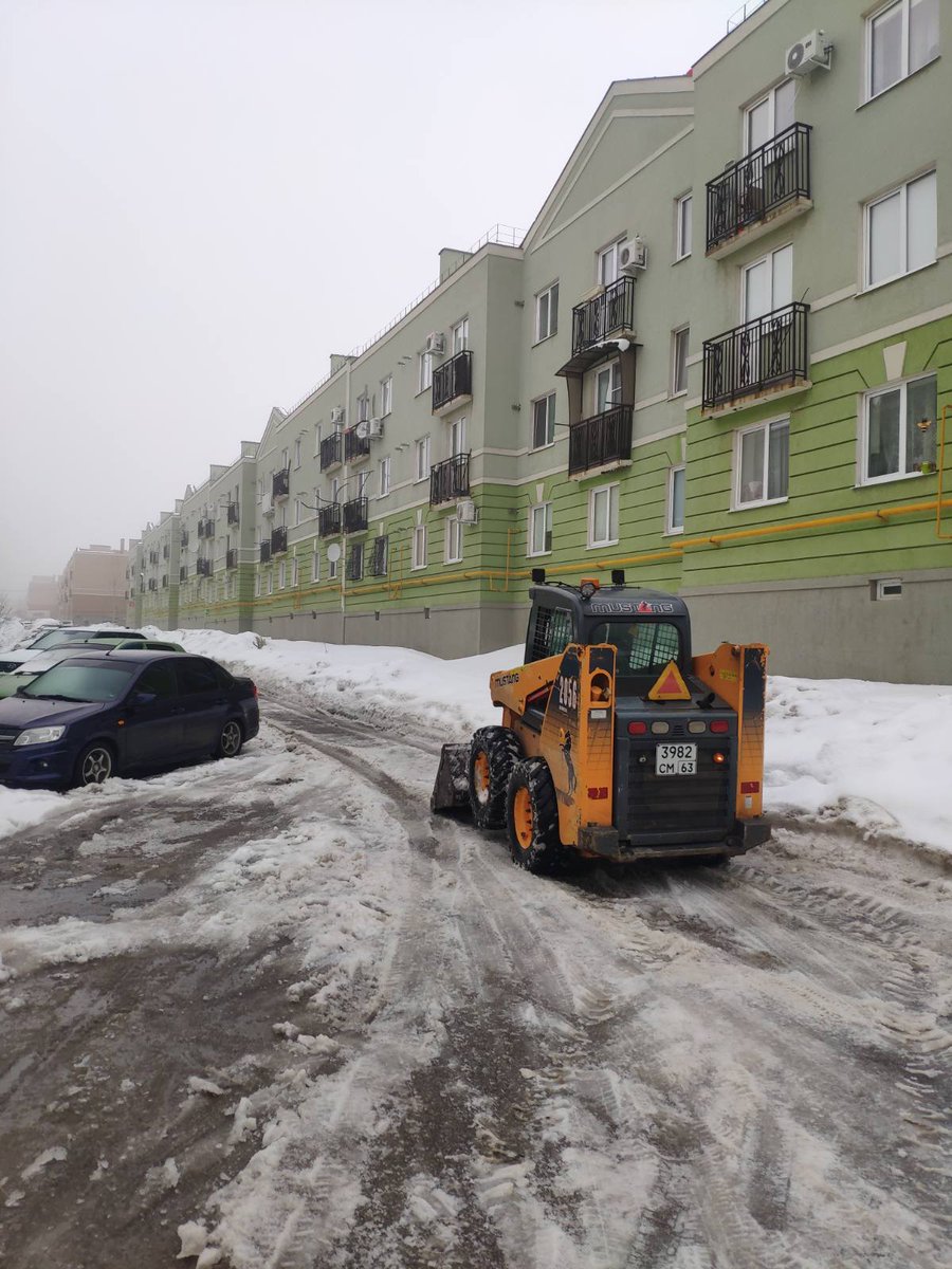 Уборка снега механизированным и ручным способом, обработка противогололедными материалами придомовой территории в мкр.Крутые Ключи.