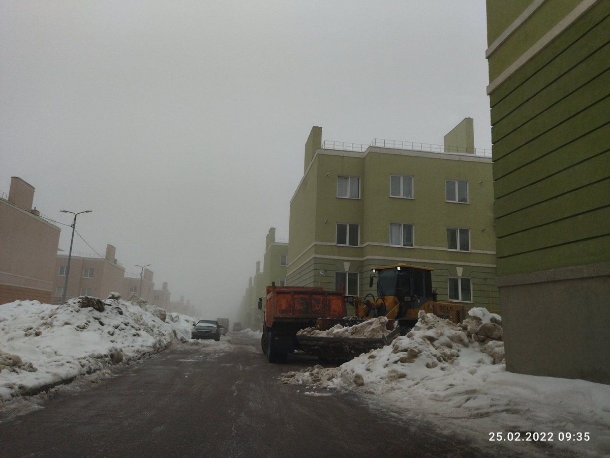 Работы на придомовой территории продолжаются.