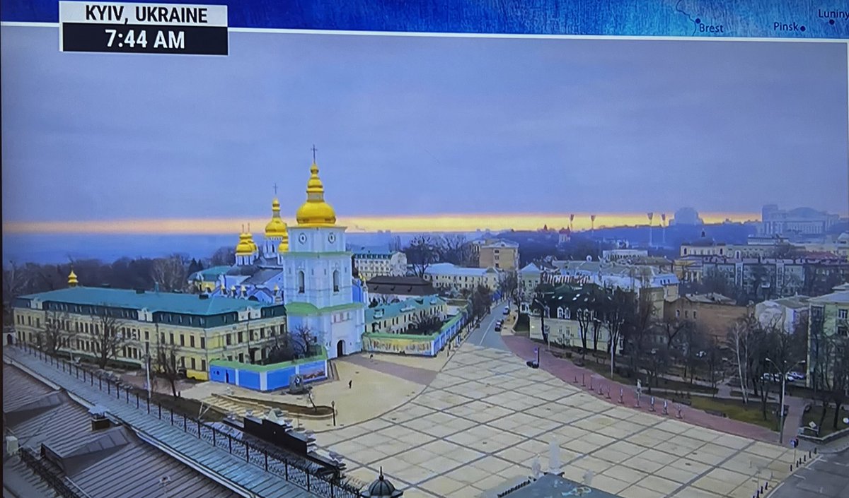 PensiveReveries's tweet photo. Something I noticed as the sun rose over Kyiv today,

The sky is the colors of their flag. 🇺🇦

#IStandWithUkraine https://t.co/8yEJdh8DkG