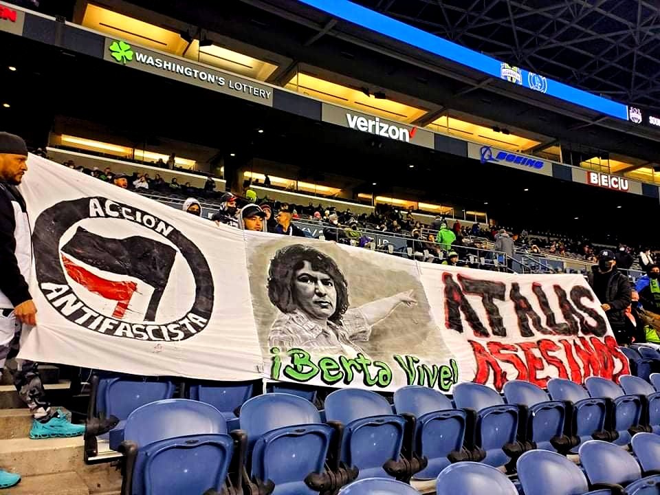 Que placer ver este trapo de Berta, que con tanto esmero realice, exigiendo justicia más allá de las fronteras. 

¡BERTA VIVE!💚
¡FUEGO A LOS ATALAS!🔥
