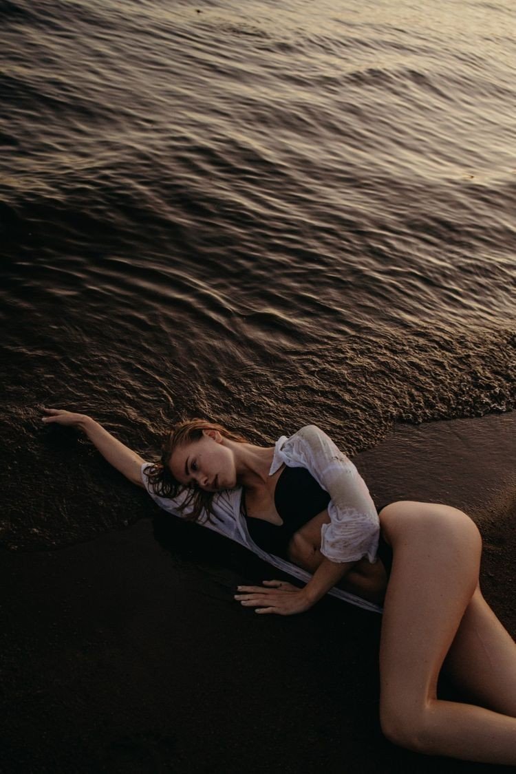 عندما أتذكرك قبل ان أنام، أشعر كما لو أن قلبي ينام براحة كبيرة ويترك نبضه لروحي الذي تعزف في لحظة نومي ، إحساس بالحب ، يأتي إلي معك في أحلى الأحلام
..
رحمن