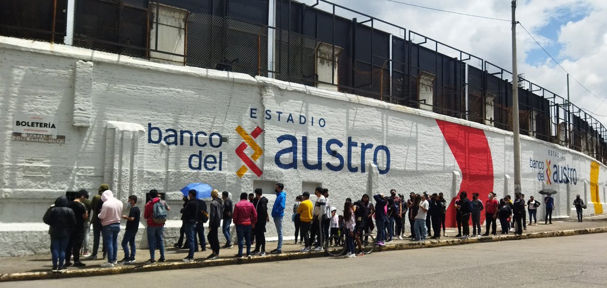 FlakEk's tweet photo. La fila de hoy para comprar las entradas a #generalnorte 🥳🥳
Podremos volver alentar al albo qUerido **\U/** en la ciudad de #Cuenca, después de dos años 11 días 🥺🥺🥺
#AgUantelaU 💪🏼⚡ https://t.co/uOtFGGY2qR