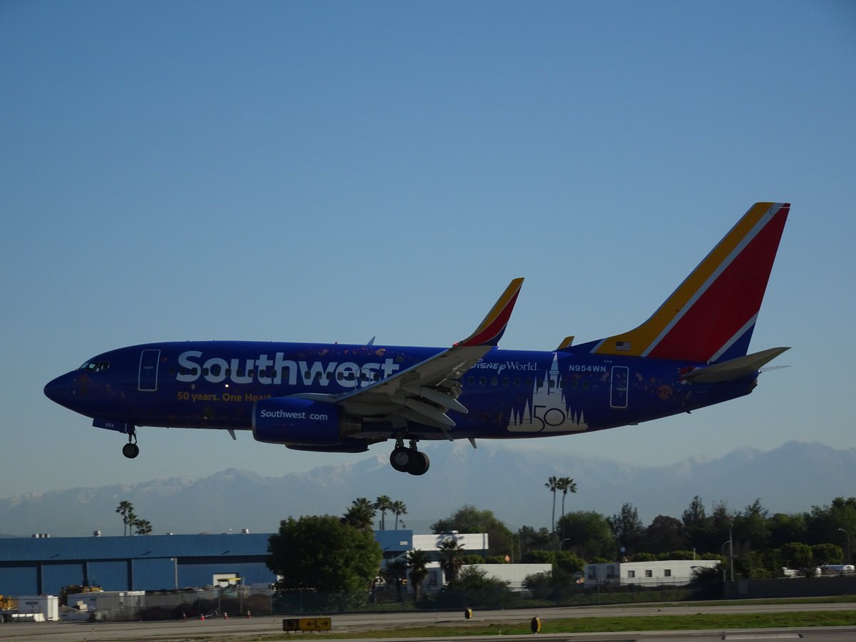 The SWA WDW 50 737 (N954WN) comes to Long Beach Airport #DisneyWorld50 #Southwest50 #FlyLGB @SouthwestAir @WaltDisneyWorld @BoeingAirplanes @LGBAirport