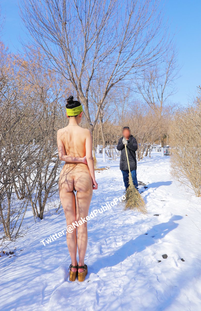 NakedPublicPro's tweet photo. 大雪Vol.4，极限环境下的极限强制露出，美是反差，羞耻是核心，必须全方位展示给爷爷看。欢迎转推。@gagaflashing @kssexxia @LoveLuChu @luchu888 @huwailouchu @Psxaa3dnSBIBwaZ @Yy76964194 @Fengsiyuan @tbzt3623 @MrLsCat1 @tutuailouchu @BJFQKX @xiaotujilulu @Kaazeer #露出 #臀控 #全裸 https://t.co/f0YqUqfAet