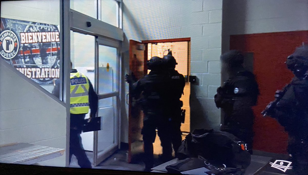 CharlesLalande_'s tweet photo. L’émission « Police en service » à @telequebec nous apprend que le Groupe tactique d’intervention du #SPVG fait ses simulations au Colisée Pepsi. 👀 https://t.co/ZqwqEOpItw