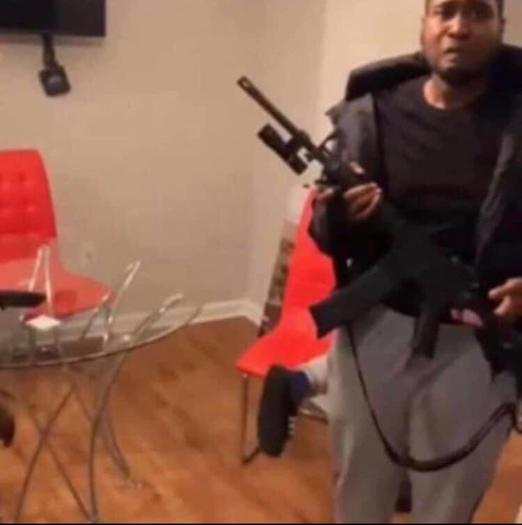 ihyybrian's tweet photo. My ma taking the last picture of me before I go to war https://t.co/pHLRdK04ET