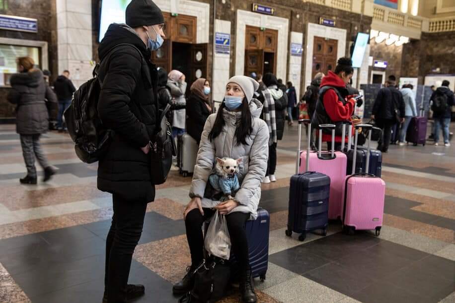 rosaferlas's tweet photo. Familias ucranianas huyen de los ataques rusos con sus pertenencias y sus animales 😟
Otros quedarán abandonados 😥
#StopWar #StopRussianAggression https://t.co/Joj5G3XJEU https://t.co/0vzBIZ84Qk