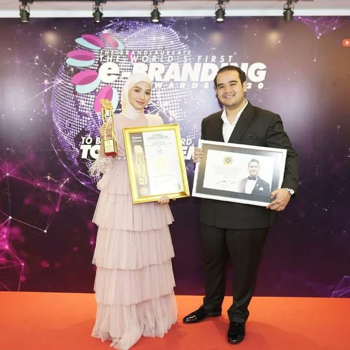 Dulunya Asyraf Khalid merupakan budak nakal dan sering mengecewakan Datuk K.

Marina kongsikan pendedahan Datuk K mengenai perubahan Asyraf di blog. 

marinabashah.com/2022/02/Datuk-…

#kejayaanAsyrafKhalid 
#anakdidikazizanosman 
#richworkslahirkanjutawan 
#titanrichworks