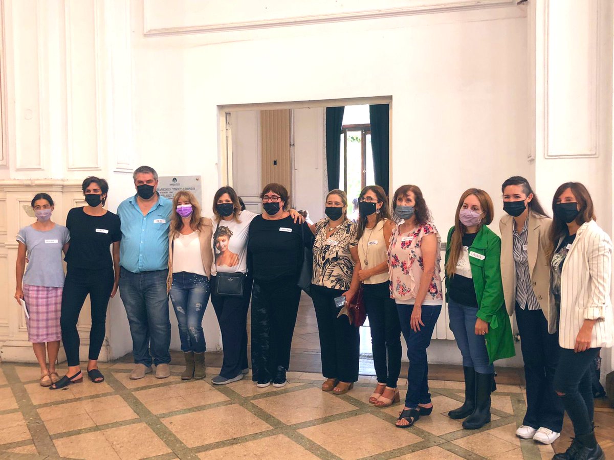 laucosti's tweet photo. Especialistas en tecnología educativa presentamos nuestros trabajos de especialización a estudiantes de la carrera #mteuba Un lujo compartir espacio junto a  @LauraTMares y @maxiperet Gracias @veroperosi @marianamaggio @mteUBA https://t.co/NB6tMSS2ZJ
