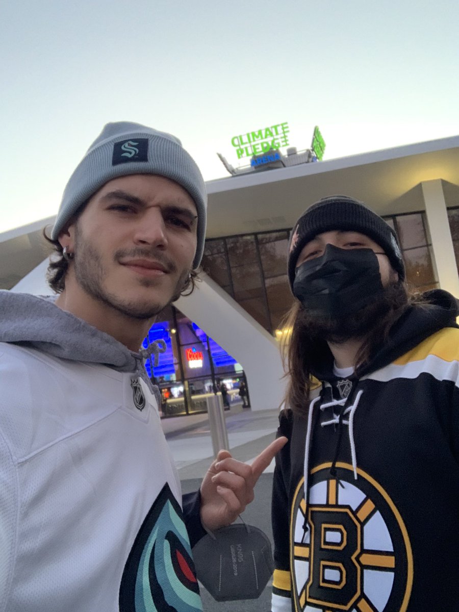 _TommyRansom's tweet photo. @SeattleKraken #SeaKraken #whereiROOT best friend from NE surprised me with tickets tonight. Home team verse Favorite team.. which ones which?? https://t.co/jf1LddFBrZ