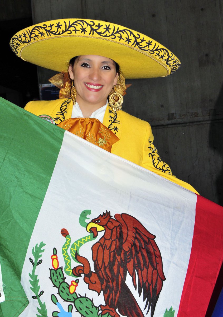 Veronicarobles's tweet photo. ¡Ay Dios! Antes de que se termine el día. Feliz día de la bandera Mexicana a todos mis paisanos.
#veronicarobles
#veronicaroblesmariachi
#mariachifemenilboston https://t.co/3NtJgHrPWV