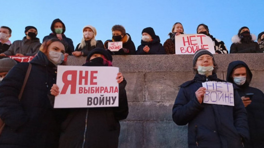 Почему россия выступала против. Митинг против войны. Митинг с плакатами. Протесты против войны с Украиной. Митинг нет войне.