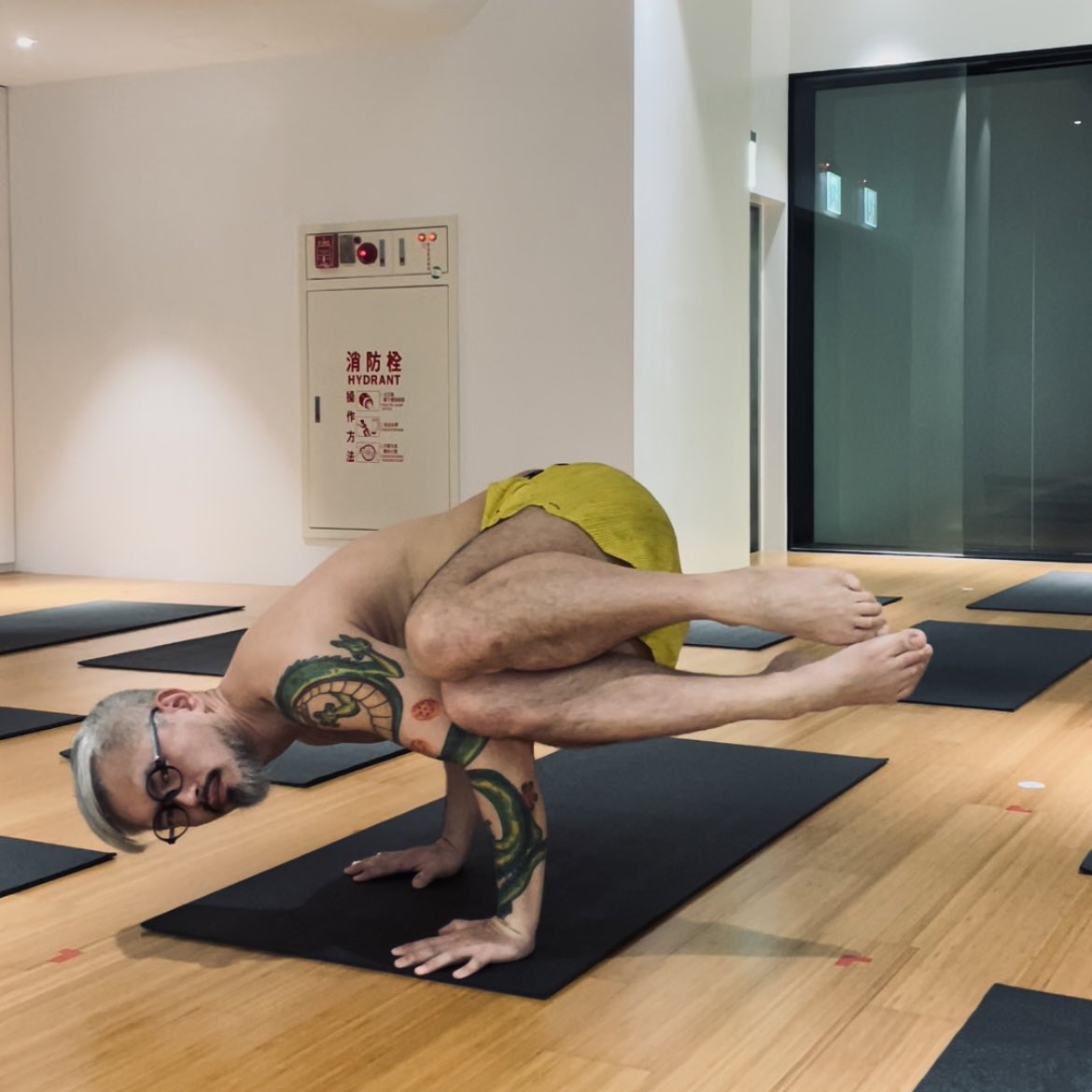 jayinmad's tweet photo. #側烏鴉式 #SideCrowPose #ParavaBakasana
蹲立在墊面上,腳尖踩地,雙手分開略比肩寬,放在身體右側,五指分開,右膝與右大腿互抵,身體重心向前移,腳尖點地,收緊核心,抬右腳離開墊面,身體重心再次向前移,抬左腳離開墊面,雙腿雙腳併攏,繼續收緊核心,保持身體的穩定,眼睛看向前方。 https://t.co/RU13gazTbQ