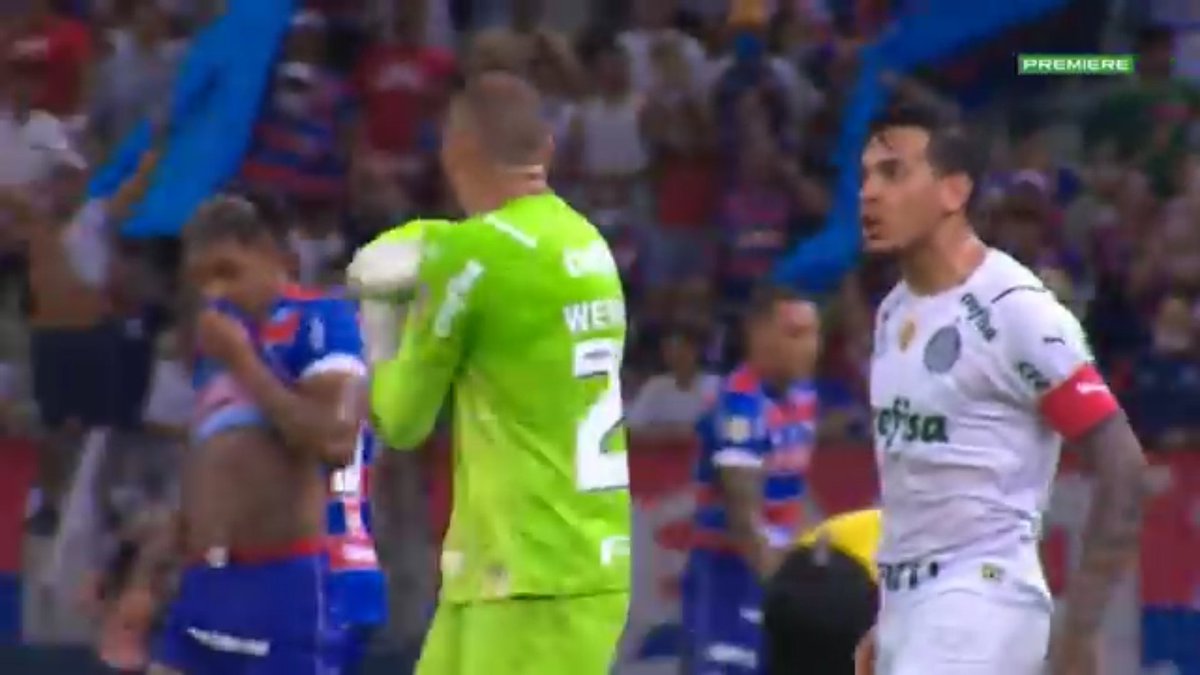FlaTVideos's tweet photo. Weverton discutindo com Gustavo Gomez no final do ano passado.

Algumas pessoas do clube, dizem que ele anda triste pelos corredores nesse início do ano, que não aguenta mais jogar na retranca e não ter destaque na seleção brasileira. Vê com bons olhos uma proposta do Flamengo. https://t.co/UrLsHDhh4I