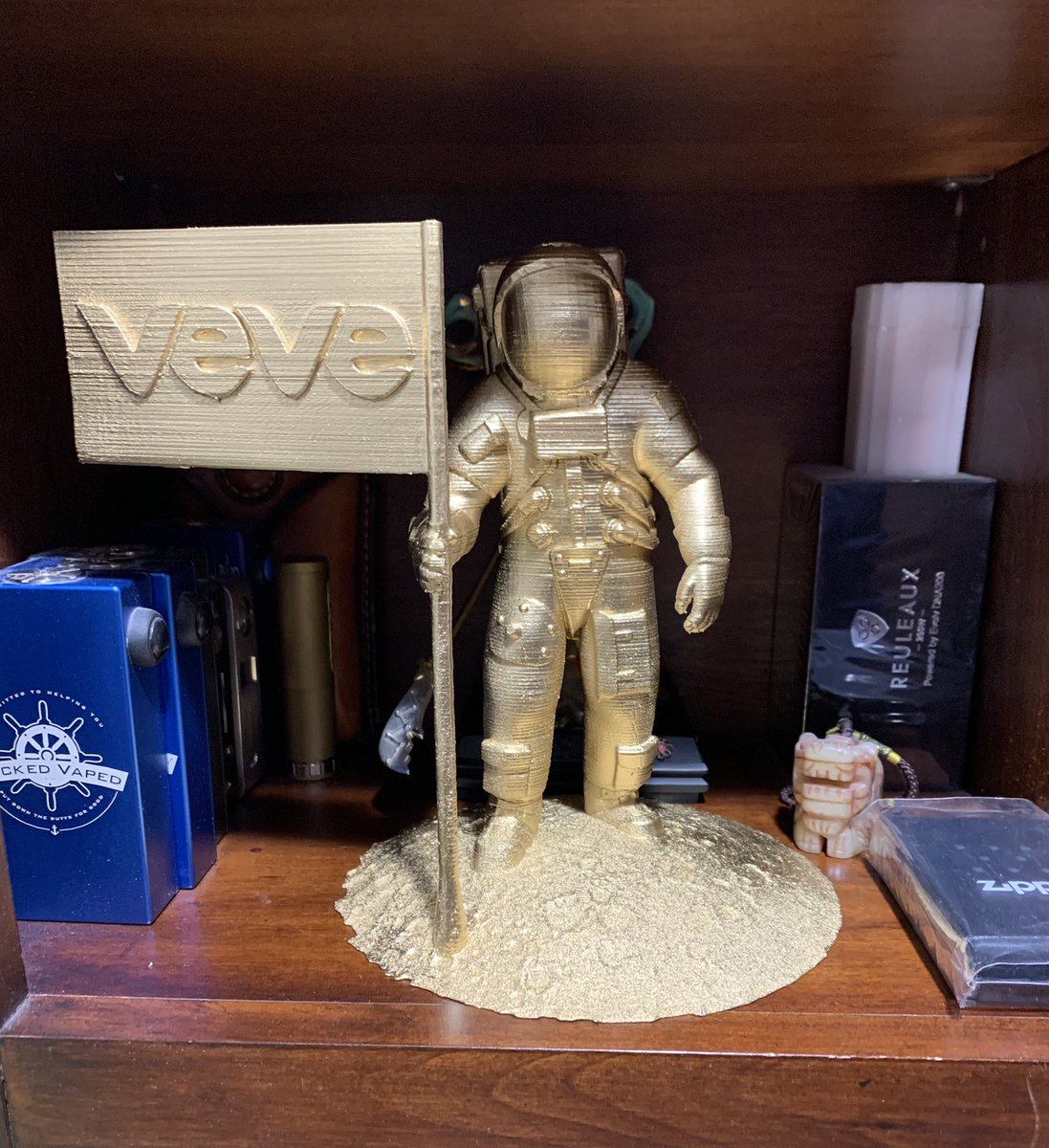 iandevine18's tweet image. Just got my #veve moon landing #GOLD statue from @drea_valeria 🔥🔥🔥🔥🔥 so bad ass! Thanks Drea!                      #vevefam #VEVECommunity #VeVecollectibles