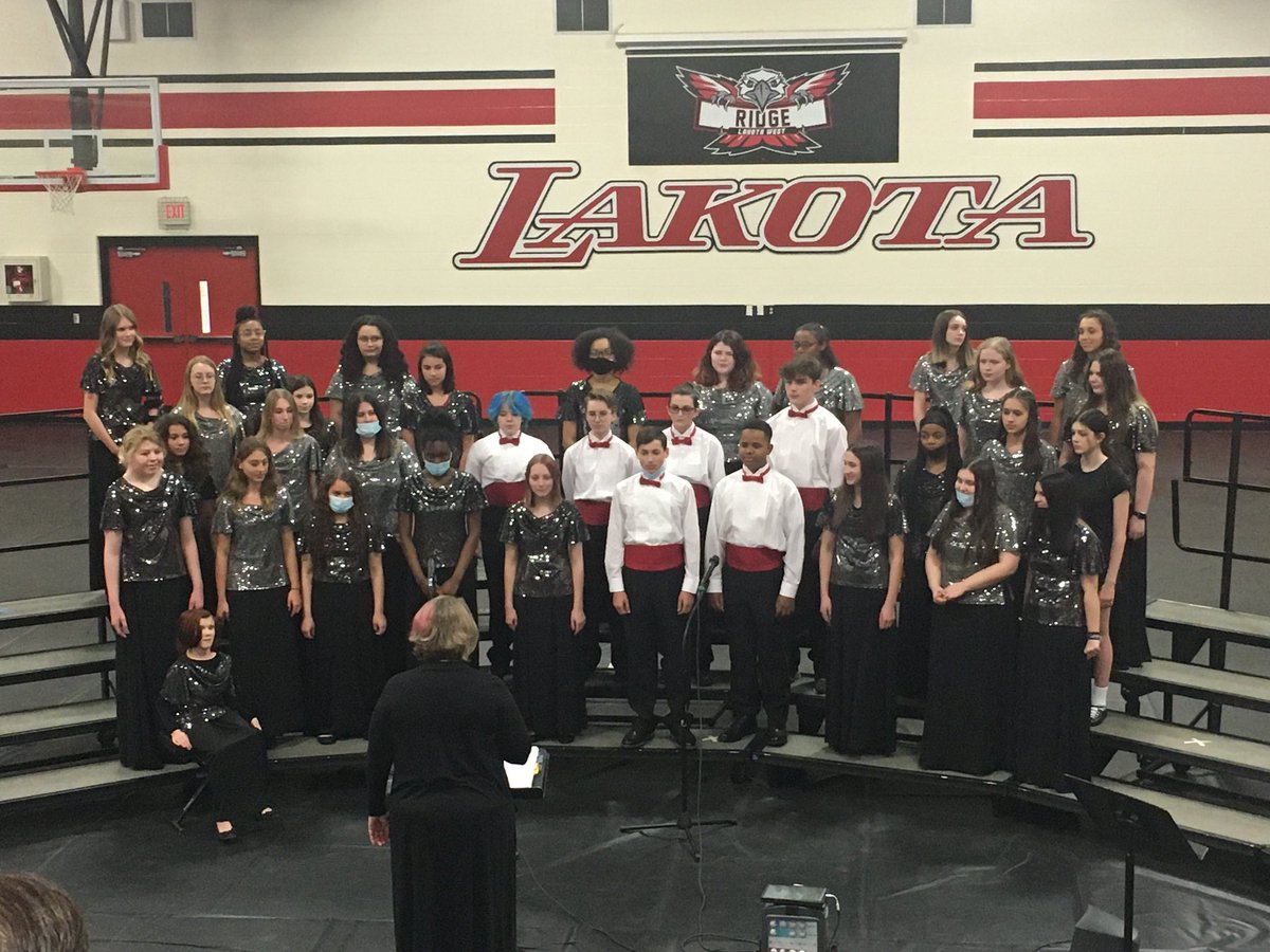 LakotaRidgeAP's tweet photo. 7th Grade Choir, Vocal Harmony, and Vocal Chamber did an AMAZING job tonight at the Winter Concert! Special shout out to @LRjschoirteach! @LakotaRidgeJR https://t.co/Lj1C0wBpXg