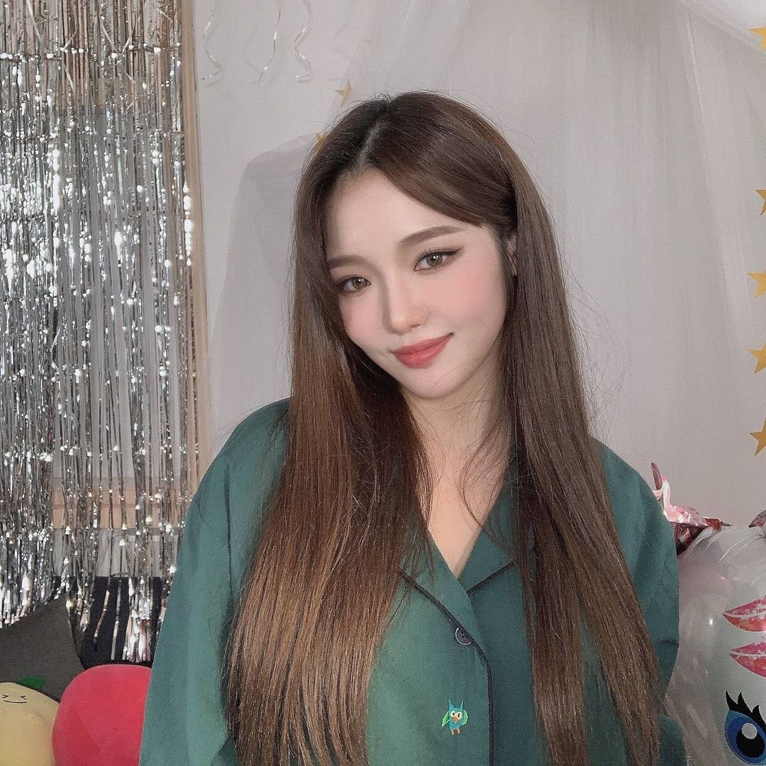 ROSIELlNE's tweet photo. then!”

⠀After dinner, Miru and Jisun serves the chocolate cake to the guests. They all like it, even Calcifer too who usually prefers wood log than real food.

⠀Jisun tucks herself to bed with a smile on her face. She's happy because she can make the guests happy too.

—FIN. https://t.co/miC9cYkjGn