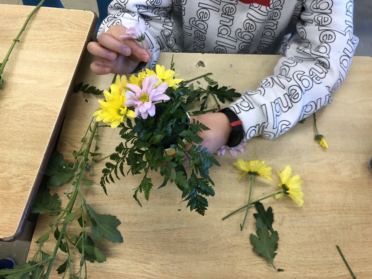 Miss_LHuston's tweet photo. It was fun watching students use their creativity while incorporating florals from my Mom’s flower shop. @aok_tvdsb provided me with the opportunity to introduce an industry and activity that has significance to my family and I. https://t.co/2wlvI2A5wG