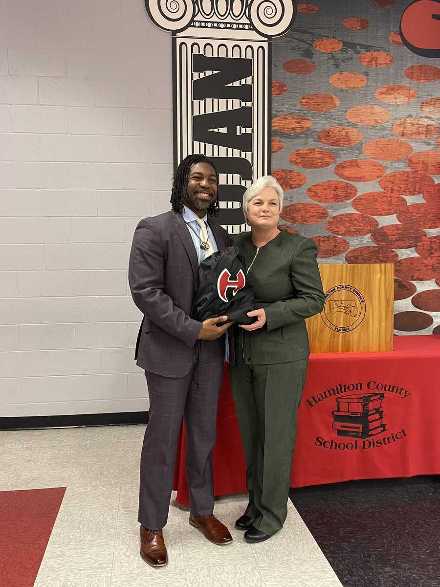 chris_combass's tweet photo. Very fortunate to have @2020FLTOY speak at our Teacher Lead Event this evening!  “Want to build relationships?  Be Intentional, Value Diversity, &amp; Believe in Second Chances!” #hamcotln https://t.co/SSgSzAYTFp