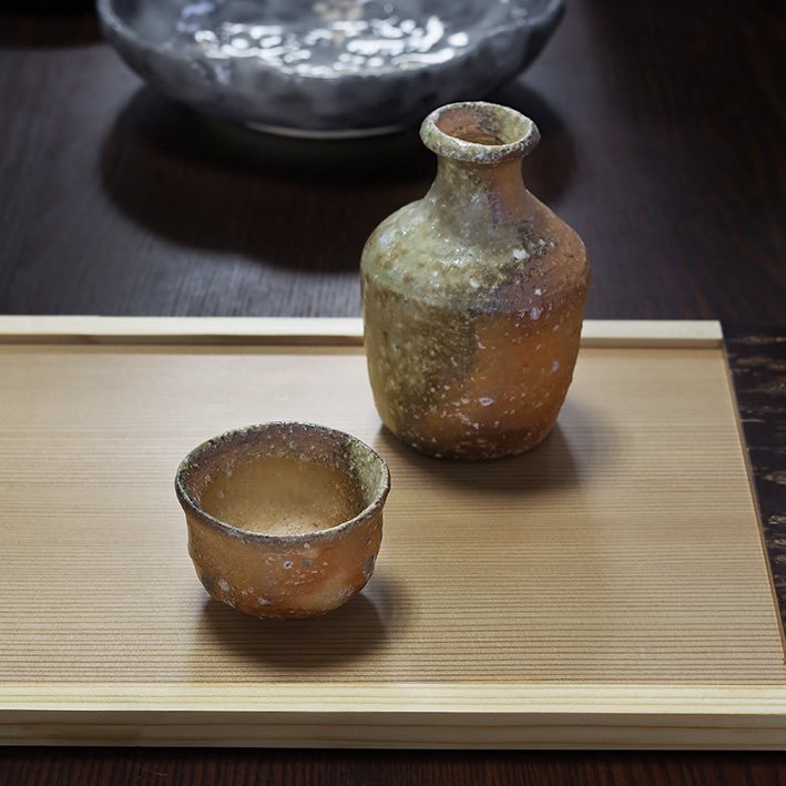 ArtisticNippon's tweet photo. Shigaraki tokkuri and guinomi by Watanabe Aiko #sakeflask #sakecup #柴燒 #陶芸 https://t.co/a79p4aLabe