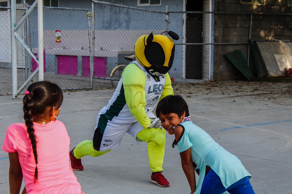 abejasdeleon's tweet photo. 🏀 Activación y entrega de balones a los niños de #FundaciónLeón 💚

Gracias por la invitación a @Beeman_Oficial, ¡La pasamos genial estrenando los balones! 😏

Este equipo es de ustedes, sigamos practicando deporte y fomentando los valores que trae consigo para la sociedad 💪⛹️‍♂️ https://t.co/hEiib1KhIY