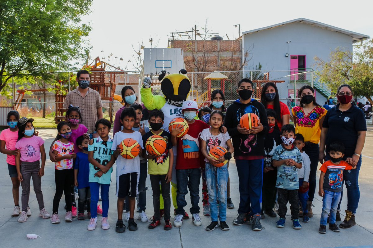 abejasdeleon's tweet photo. 🏀 Activación y entrega de balones a los niños de #FundaciónLeón 💚

Gracias por la invitación a @Beeman_Oficial, ¡La pasamos genial estrenando los balones! 😏

Este equipo es de ustedes, sigamos practicando deporte y fomentando los valores que trae consigo para la sociedad 💪⛹️‍♂️ https://t.co/hEiib1KhIY