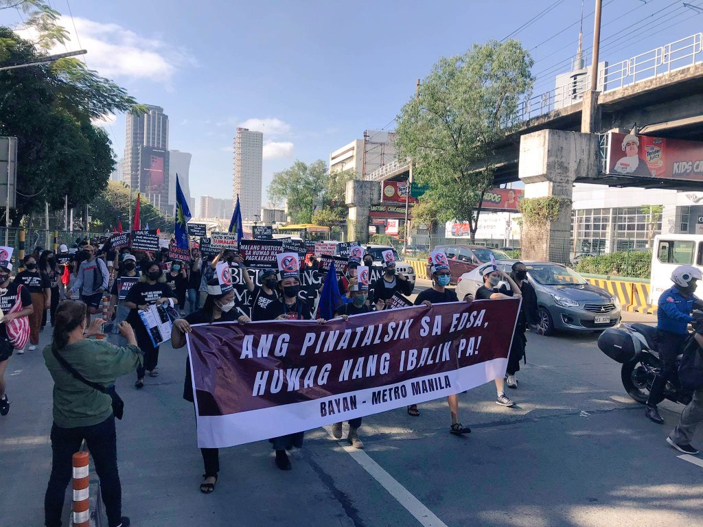 AnakbayanArdea's tweet photo. ANG PINATALSIK NG EDSA, HUWAG NANG IBALIK PA!

Ngayong araw, ginugunita ang ika-36 na anibersaryo ng People Power Revolution kung saan ay naipatalsik ng taong bayan si Ferdinand Marcos Sr. mula sa pagkakait at panunupil ng karapatang pantao. https://t.co/cFEcoxe4Qd