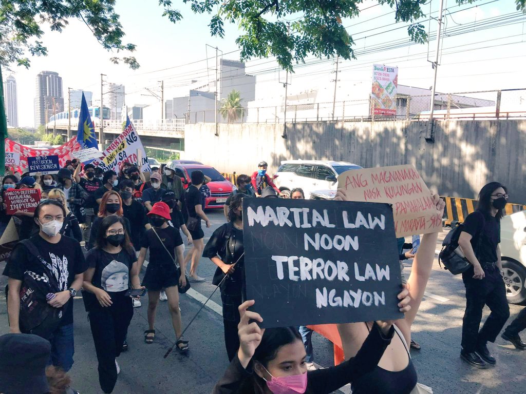 AnakbayanArdea's tweet photo. ANG PINATALSIK NG EDSA, HUWAG NANG IBALIK PA!

Ngayong araw, ginugunita ang ika-36 na anibersaryo ng People Power Revolution kung saan ay naipatalsik ng taong bayan si Ferdinand Marcos Sr. mula sa pagkakait at panunupil ng karapatang pantao. https://t.co/cFEcoxe4Qd