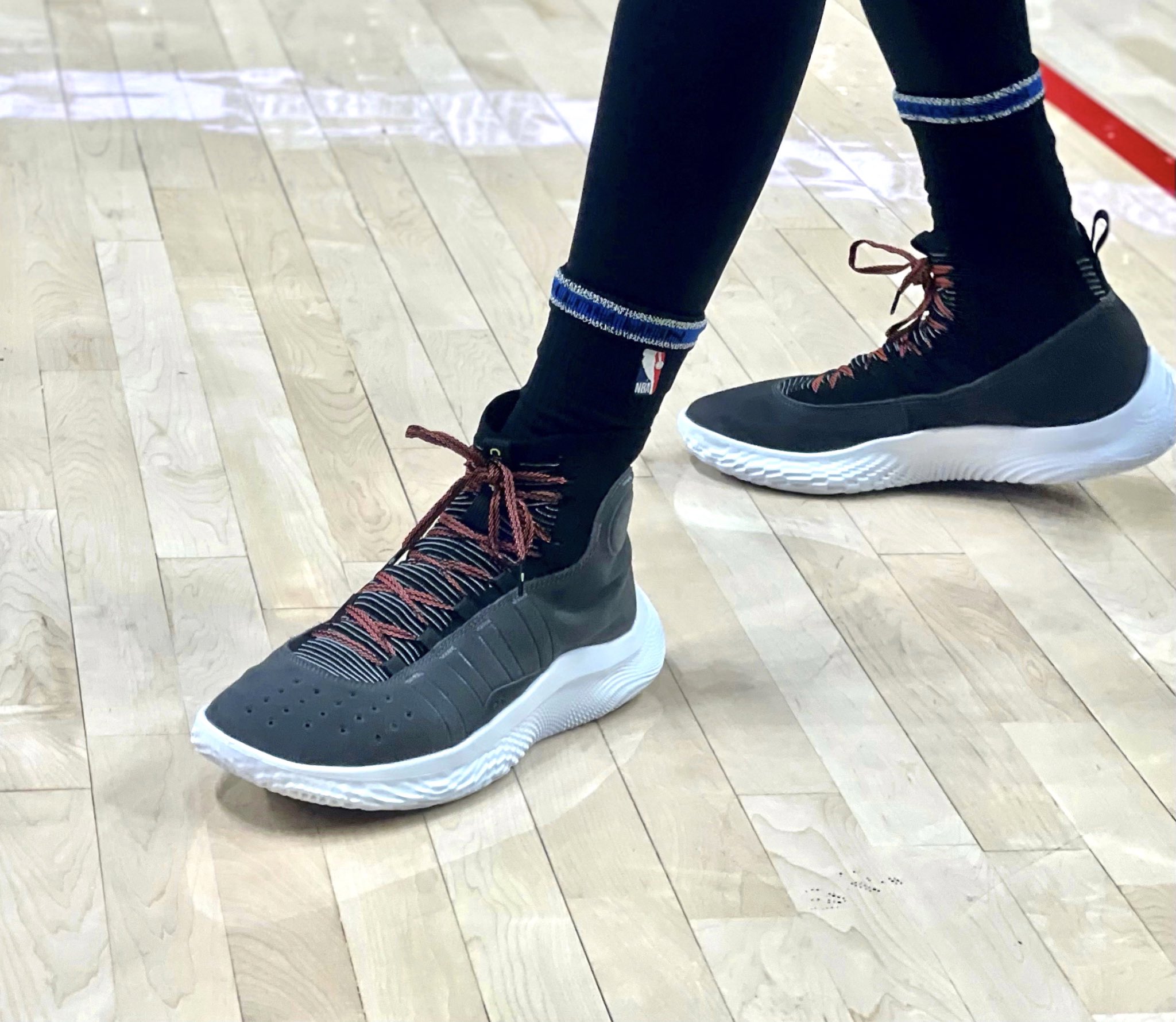 Por Centro de niños limpiar Nick DePaula on Twitter: "Stephen Curry is debuting the “Curry 4 Flowtro”  tonight — an upcoming Curry 4 retro remixed with Flow technology. Curry  Brand will also launch additional Flowtro models this