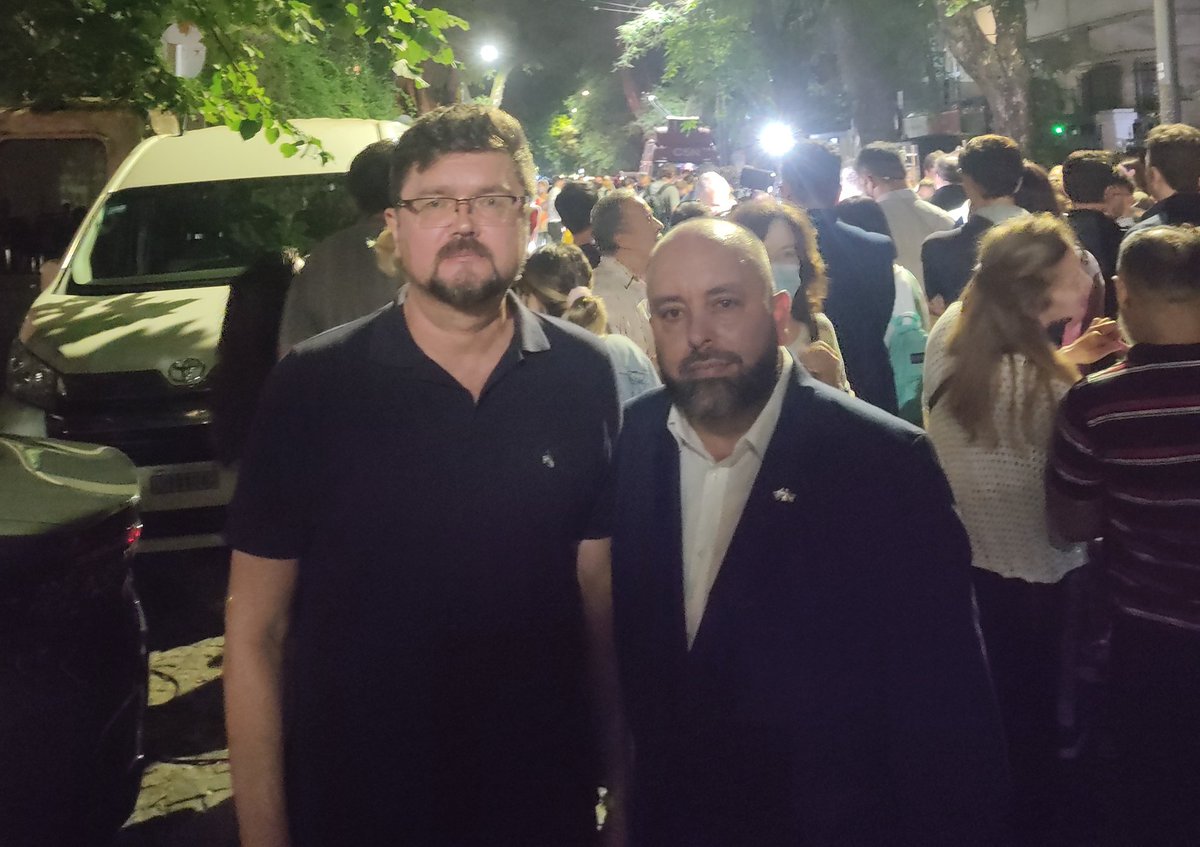 Con mi familia 🇺🇦 🇦🇷 en las puertas de <a href="/UKRinARG/">UKR Embassy in ARG</a> apoyando la libertad de #UcraniaBajoAtaque repudiando la invasión de #Rusia 
🇺🇦 🇦🇷
#EstamosConUcrania
#StandWithUkraine 
#UAразом