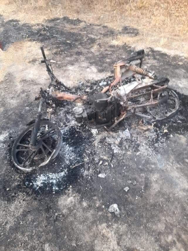 miN13700's tweet image. Ko Soe Moe, Kankaly Kone villager, riding moto, was arrested, tortured & killed during raid by junta forces in Kankaly Kone vlg, Sagaing's Taze tsp on Feb 21, & his body was found buried on Feb 24 & his moto was also burnt down
#2022Feb25Coup
#WhatsHappeningInMyanmar
tw // death