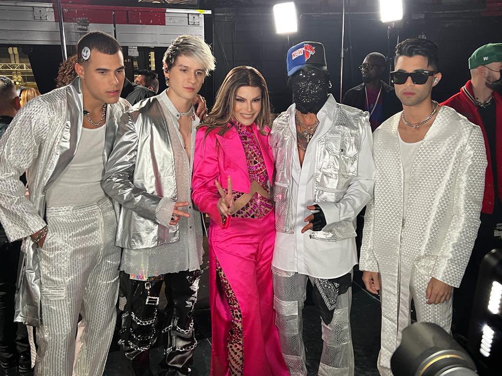 OLGATANON1313's tweet photo. Con los talentosos @CNCOmusic !! Definitivamente una noche espectacular 🔥💥 @premiolonuestro @univision #premiolonuestro #univision #olgatañon #olgatañon https://t.co/7StMsAgUiu