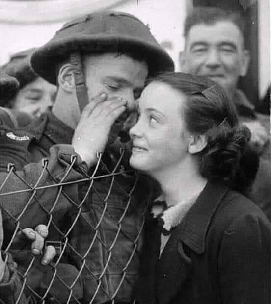 robertourban_'s tweet image. Cuando termine la guerra, nos casaremos y en la tierra crecerán flores como tú, y en tu vientre llevarás a la niña más hermosa del universo. 

-Una carta encontrada en el bolsillo de uno de los soldados muertos, 1939.

#tercerguerramundial 
Ucraniana
Chernóbil 
Rusa