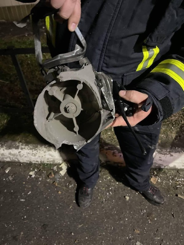 gbazov's tweet photo. #CORRECTION—MOST LIKELY A #DRONE OR #CRUISEMISSILE INTERCEPTED, NOT AIRCRAFT. Photos from location in #Kiev. #Ukraine. https://t.co/VdsDsPf05l