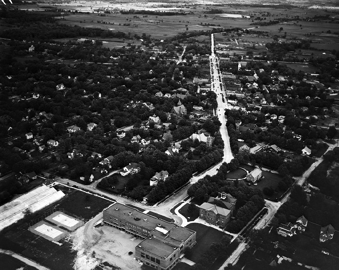 MichiganHist's tweet photo. Aerial view of Lapeer taken by the Detroit News in 1930 (WSU Library)
#DigLapeer
https://t.co/ykr7CnppZV https://t.co/u5RTl73euf