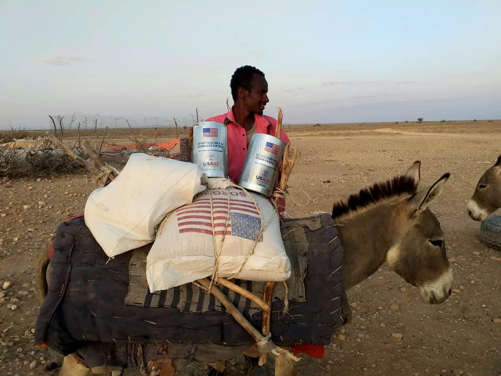 TaakuloSomali's tweet photo. WFP Food distribution to the drought affected communities in Ceel Afweyn Sanaag region. #droug is devastating, WFP scaling up and averting famine, supporting vulnerable people in rural area. Using donkeys for transportation.@WFPSomalia @USAIDSomalia @USAID @shf_somalia @OCHASom https://t.co/vVDxr0AtYL