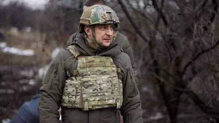 pablovaldezpy's tweet photo. Volodímir Zelensky es el Presidente de Ucrania. Es el objetivo 1 de Putin. Pudiendo escapar y asilarse, en un mensaje a la nación dijo que se queda con los suyos. En horas más, estará muerto o detenido en Rusia. Kiev caerá en cuestión de horas. https://t.co/slmnRFl4gd