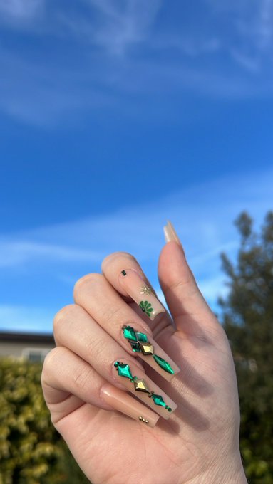 Mani + pedi 💚🍟 https://t.co/AXG0IHKyuu<a href="/tag/giantess"class="tags"><span>#giantess</span></a>
