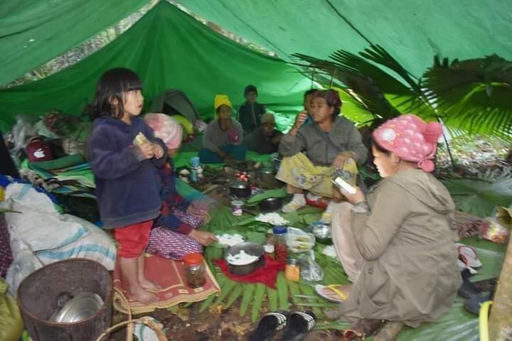 miN13700's tweet photo. About 2000 locals in Lonshayan, Sumpiyan, Putmar &amp; Insian villages in #Putao tsp, Kachin State, fleeing ongoing clashes between regime troops &amp; KIA + PDF which began on Feb 1, to forests, are in dire need of food &amp; supplies @ICRC @Refugees
#2022Feb25Coup 
#WhatsHappeningInMyanmar https://t.co/CciuqQq6mk