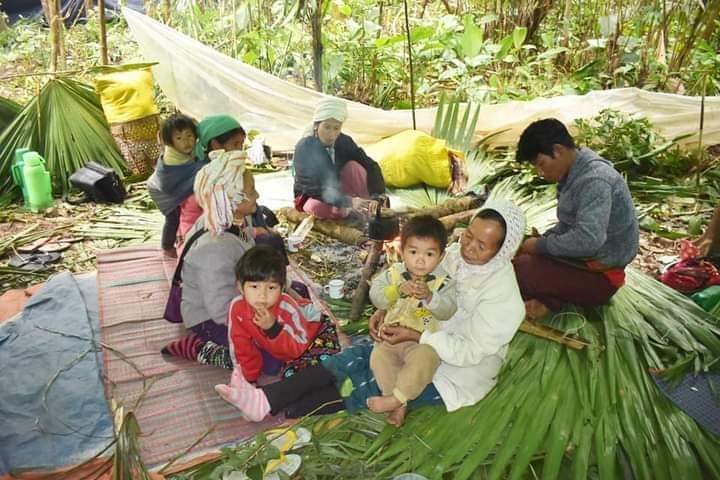 miN13700's tweet photo. About 2000 locals in Lonshayan, Sumpiyan, Putmar &amp; Insian villages in #Putao tsp, Kachin State, fleeing ongoing clashes between regime troops &amp; KIA + PDF which began on Feb 1, to forests, are in dire need of food &amp; supplies @ICRC @Refugees
#2022Feb25Coup 
#WhatsHappeningInMyanmar https://t.co/CciuqQq6mk
