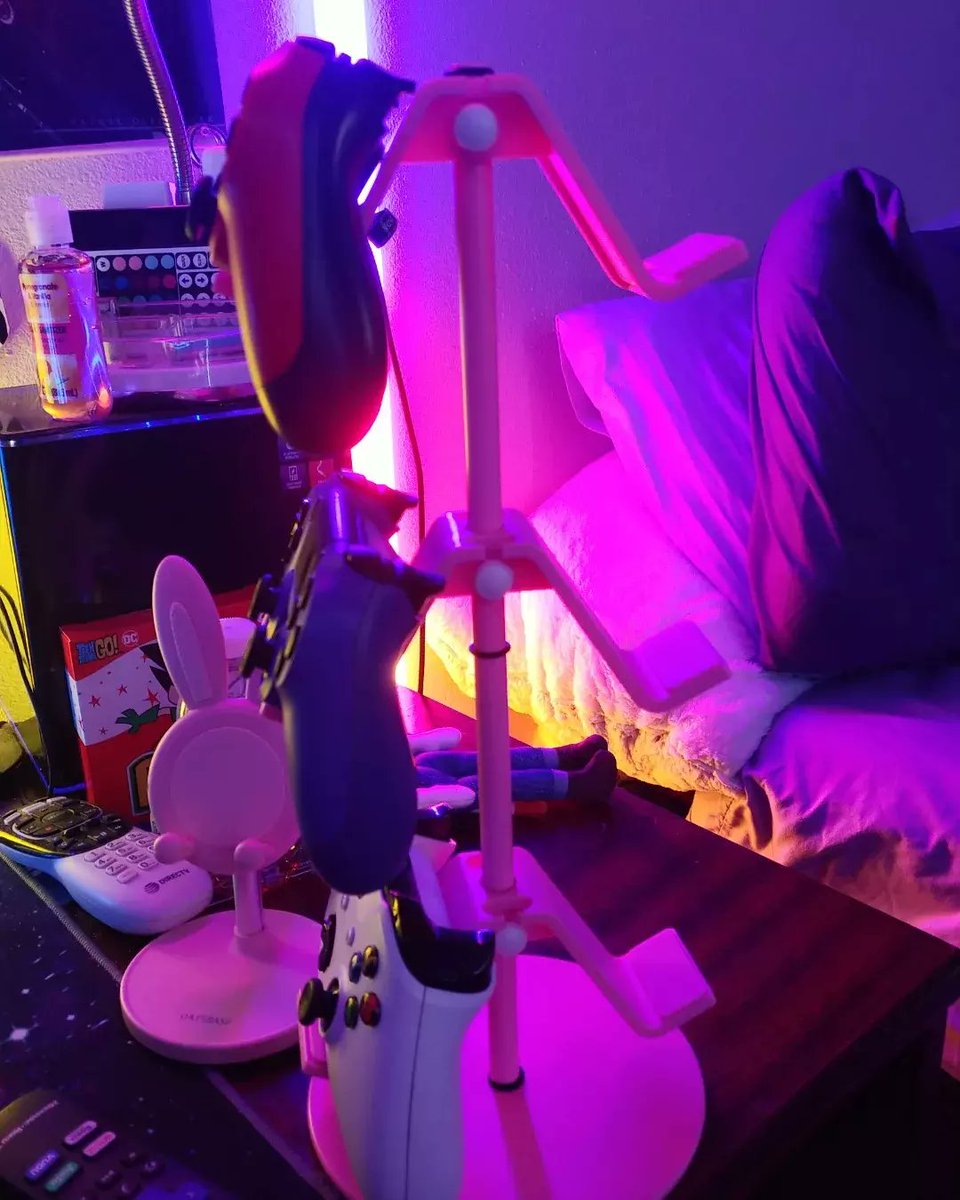 galaxynova2189's tweet image. Birthday gift from my sister it&apos;s a controller stand now I can put my PlayStation 4 controllers and xbox controller on the stand I like the pink really cute #controllerstand #pink #ps4 #PlayStation #xboxone #xbox #birthdaygift #gamer