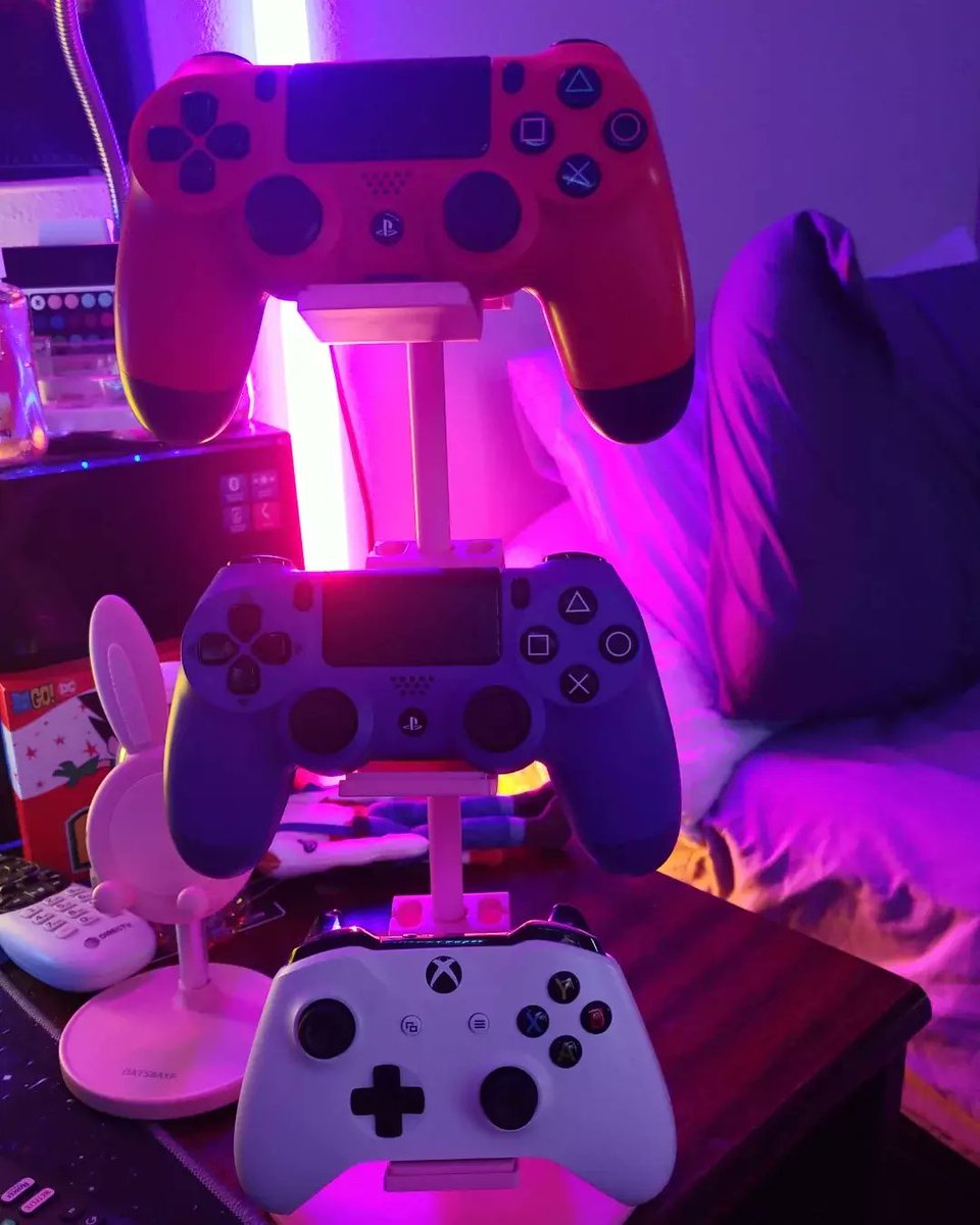 galaxynova2189's tweet image. Birthday gift from my sister it&apos;s a controller stand now I can put my PlayStation 4 controllers and xbox controller on the stand I like the pink really cute #controllerstand #pink #ps4 #PlayStation #xboxone #xbox #birthdaygift #gamer