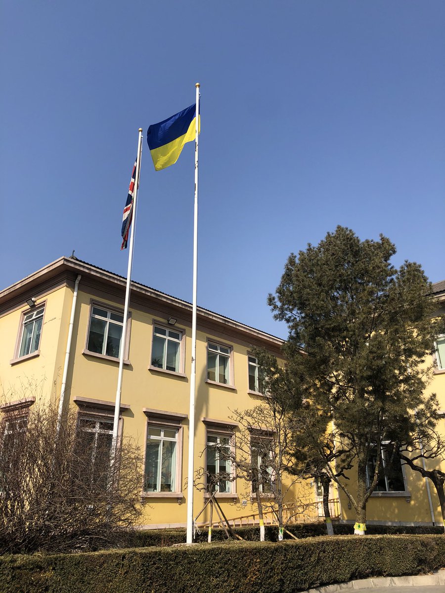 多國駐華使館掛烏克蘭國旗夜裡打黃藍燈光| 加拿大駐華大使館| 俄烏戰爭| 中俄關係| 大紀元