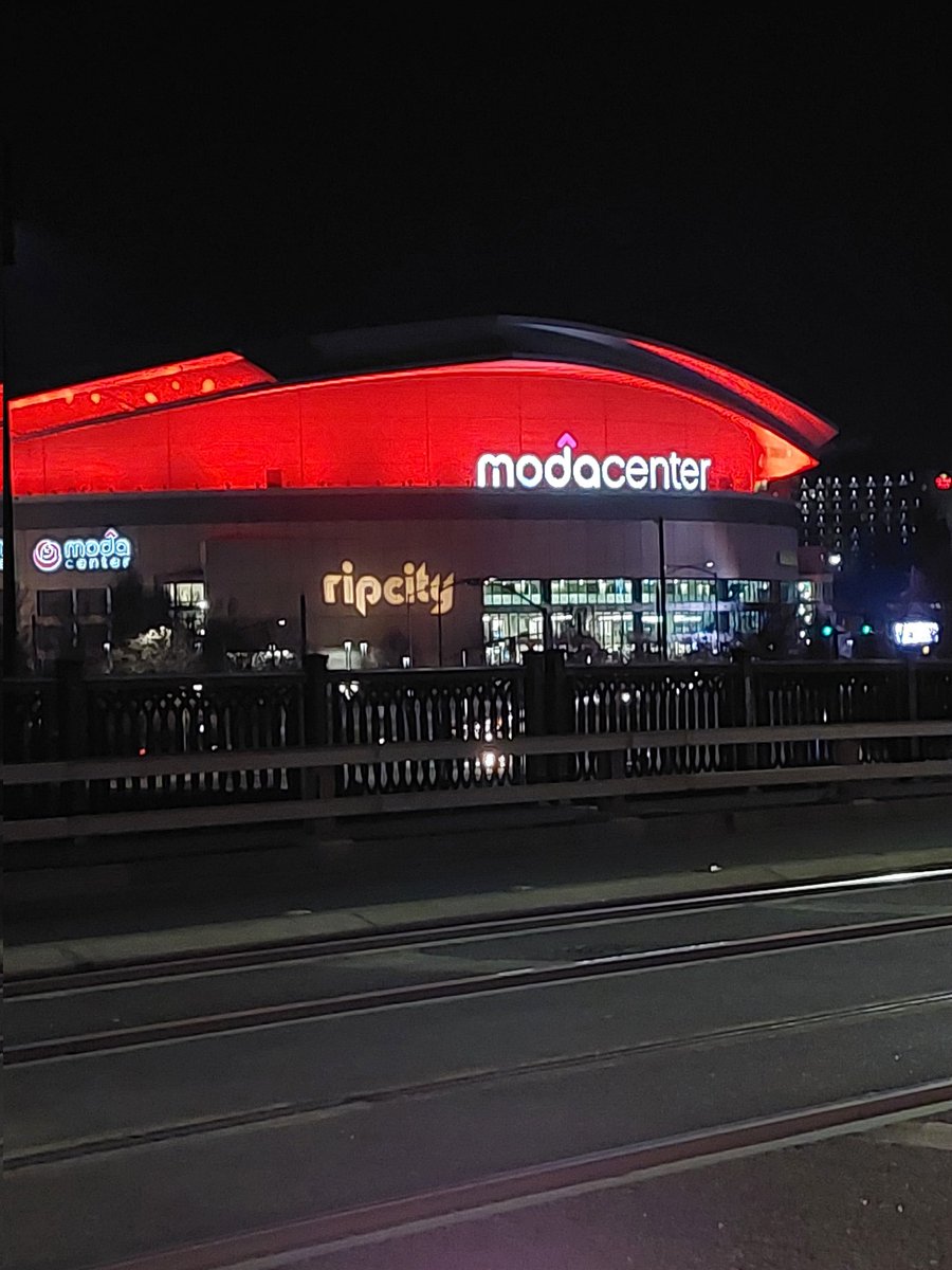 MosesRoss's tweet photo. Beautiful night for some Trailblazers basketball. #RipCity #BeatGoldenState https://t.co/16StFLWkcQ