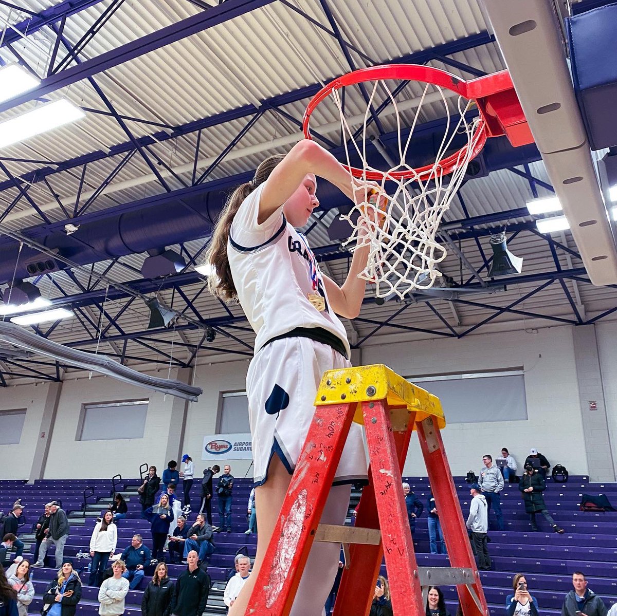 StoriedRivals's tweet photo. Granville with just an absolute dominant performance tonight.

Running clock in a District Final?! Yeah, that’s the second straight year @BlueAcesBball has done that 👏 https://t.co/wSLrIkPwmP