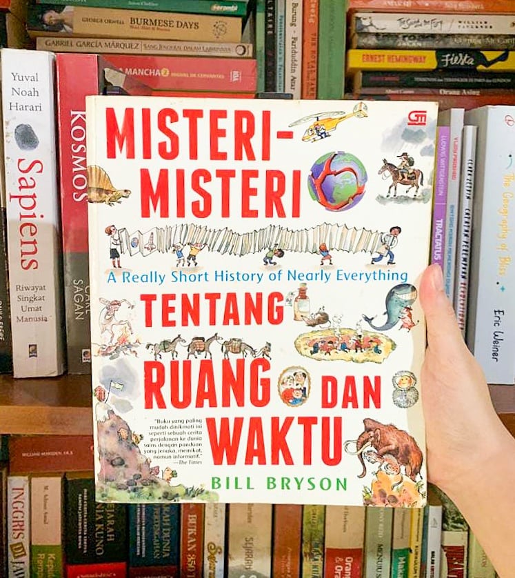 Buku yang bikin Naya nulis puisi. Judul puisinya jadi judul untuk buku puisi pertama Naya: Resep Membuat Jagat Raya ❤️